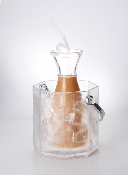 美味的饮品，白底上的奶茶图片下载