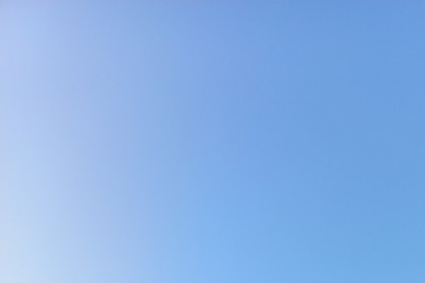 渐变平滑的蓝色天空照片背景图片下载