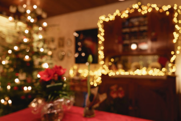 圣诞节在家 - 圣诞灯饰和装饰的客厅的抽象背景插画图片下载