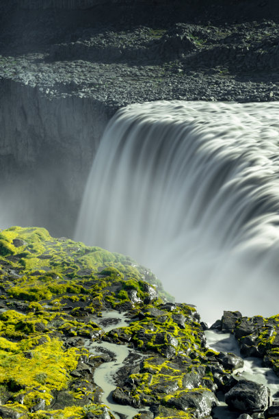 冰岛黛提瀑布在盛夏时节，冰川融水形成的壮丽长曝光照片图片下载