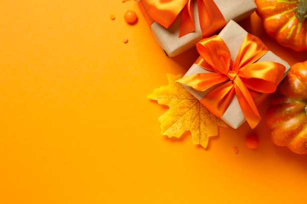 彩色背景上橙色缎带蝴蝶结礼品盒的俯视照片。俯视，留有文字空间图片下载