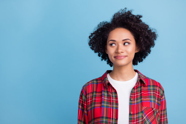 照片：年轻的、吃惊的、惊讶的非洲裔女孩噘着嘴，听到意想不到的新闻或信息，孤立在蓝色的背景上图片下载