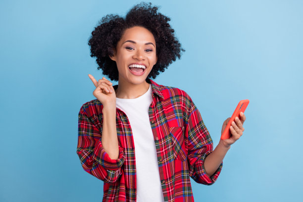 照片：年轻的、震惊的、惊奇的非洲裔女孩嘟着嘴，听到意想不到的新闻资讯，背景为蓝色图片下载