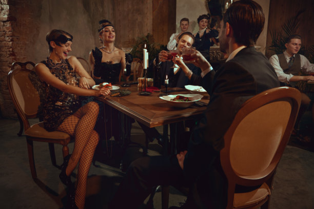 一群时尚的朋友在复古晚宴上举杯庆祝，享受欢乐的复古夜晚图片下载
