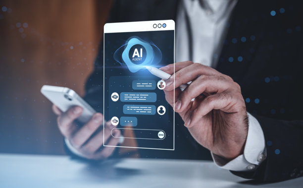 一名商人使用触控笔在数字屏幕上与AI聊天机器人界面互动，同时手持智能手机，展现未来通讯概念。图片下载