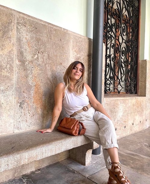 时尚博主坐在长凳上图片下载