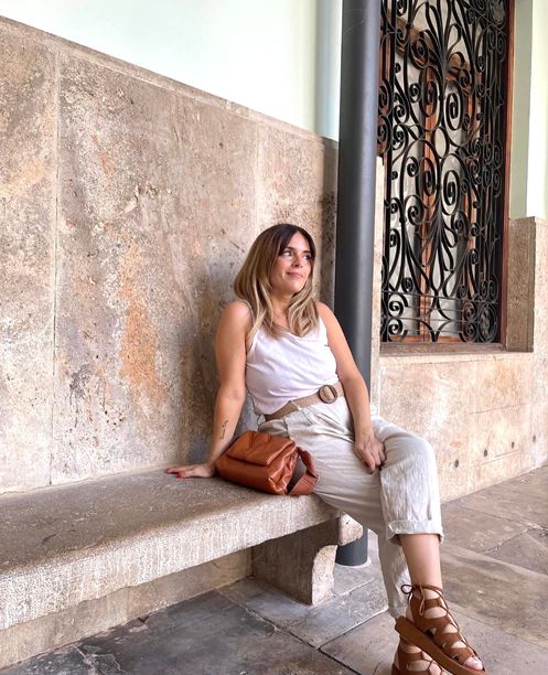 时尚博主坐在长椅上图片下载