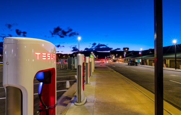 带有特斯拉电动汽车充电站的停车场图片下载