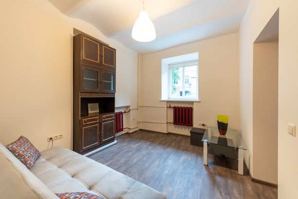 舒适的客厅，配有复古橱柜和现代简约设计图片下载