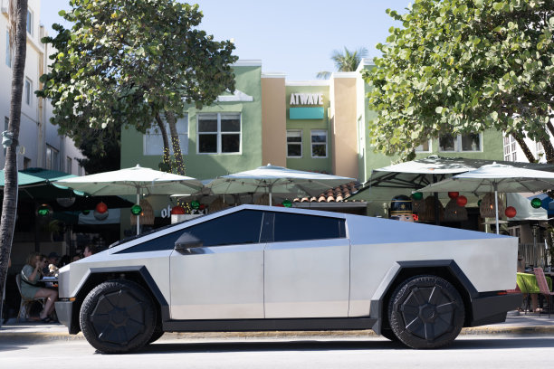 2024款特斯拉赛博越野旅行车电动皮卡。特斯拉赛博越野旅行车电动汽车。特斯拉赛博越野旅行车停在户外的汽车。特斯拉赛博越野旅行车，侧视图。图片下载