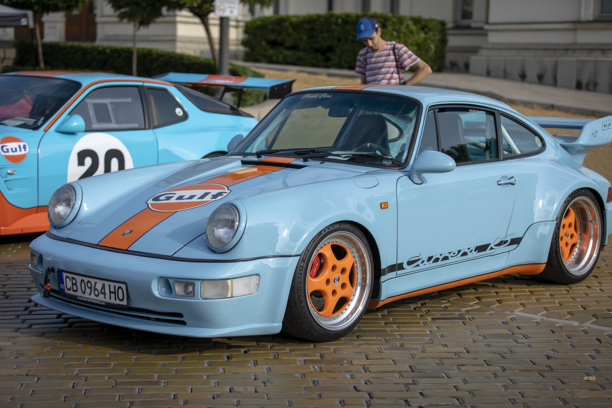 复古游行中的老式复古汽车图片下载