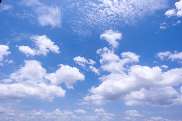 全景，晴朗的蓝天和白云，带有细小云朵的蓝天背景。蓝天中的白色蓬松云朵。迷人的股市照片，展示了天空和云朵的迷人美景。图片下载