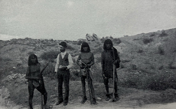 古董插画 - 三位北美原住民蛇祭司手持蛇站立，旁边还有一位男子。图片下载