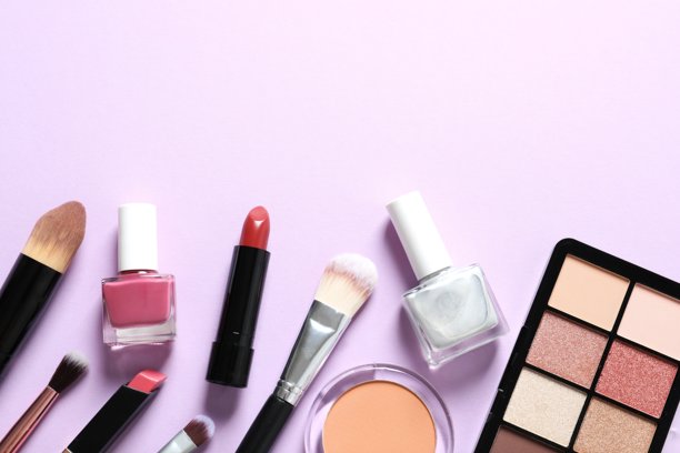 专业装饰性化妆品、彩妆产品和配件，置于彩色背景上，简约风格。美容、时尚、面容和购物博主概念图片下载