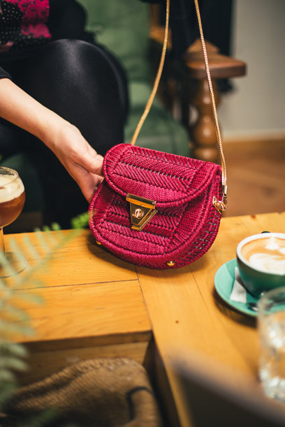 女士的手展示手工编织的成品钩针包素材图片图片下载
