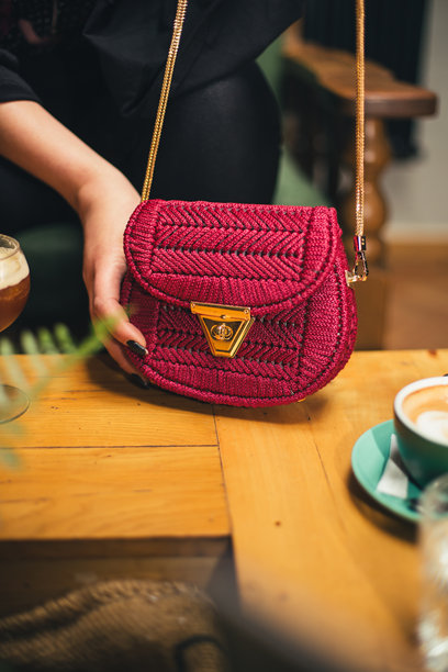 女性双手捧着刚完成的手工钩针包素材图图片下载