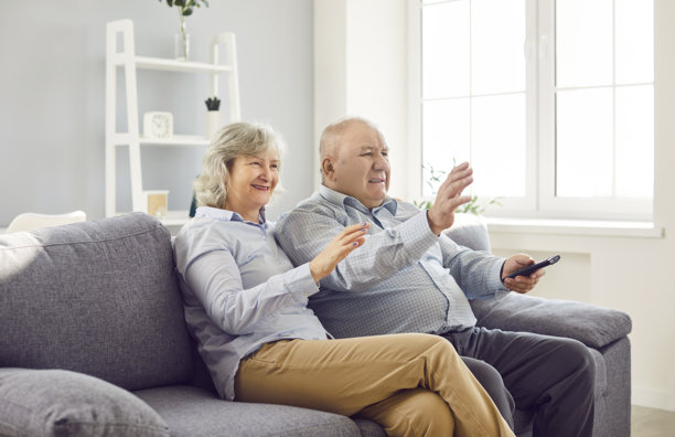 一对老年夫妇在家一起看电视图片下载