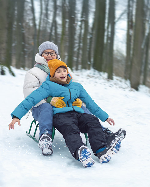祖母和孙子在雪地公园里一起滑雪，欢乐的冬季活动，积极的老年生活方式，代际家庭户外亲情图片下载