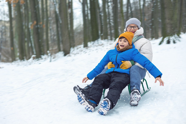 奶奶和孙子在雪地公园一起滑雪，快乐的冬季活动，积极的退休生活，代际家庭户外亲情图片下载