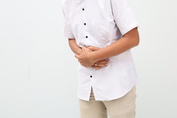 特写照片：年轻的亚洲穆斯林男性胃部不适，斋月期间胃痛。图片下载