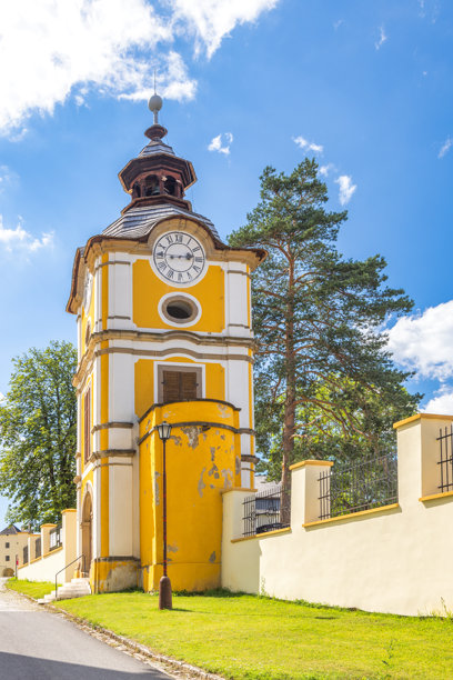 斯皮什斯基城堡，斯洛伐克斯皮什地区的一个宗教城镇，欧洲。黄色的历史钟楼在有云的蓝天下显得格外醒目，建筑风格带有复古的计时魅力。图片下载