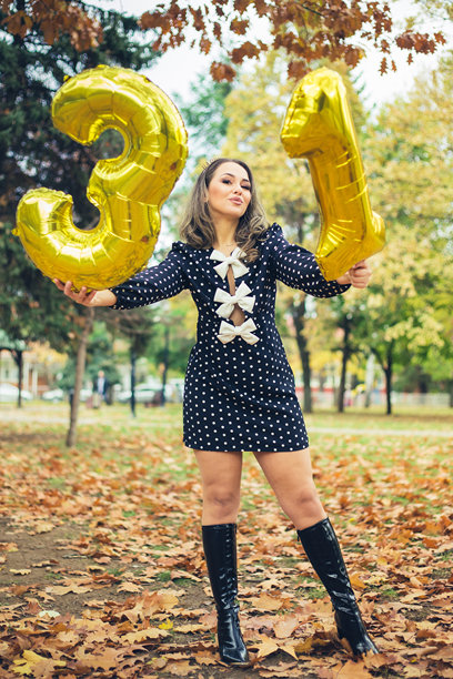 年轻女子庆祝生日的素材照片图片下载
