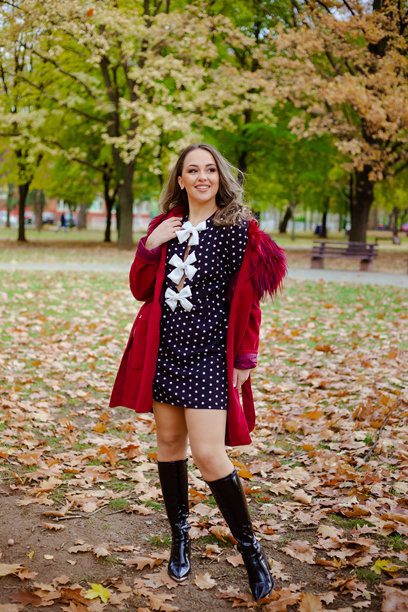 身穿大衣的女性素材图片图片下载