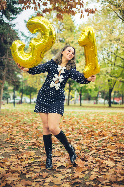 女人庆祝生日素材图片图片下载