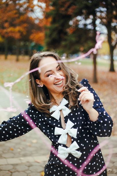 女人在公园里玩乐的素材照片图片下载