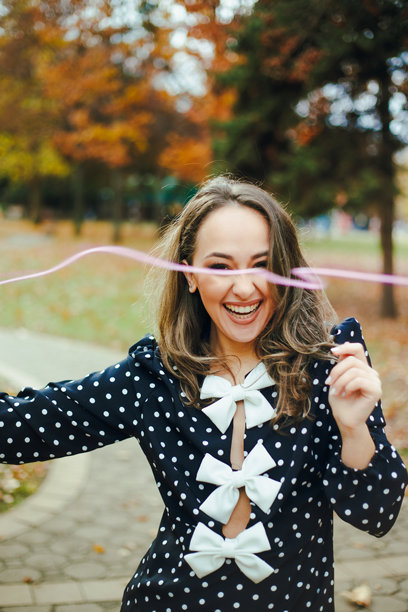 女人在公园里玩耍的素材照片图片下载