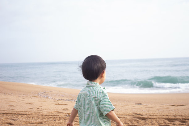 孩子在海滩玩耍。连接自然，可持续发展理念。图库照片图片下载