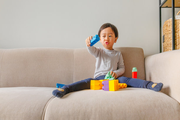 宝宝在客厅玩积木玩具，创意活动，家庭教育，素材图图片下载