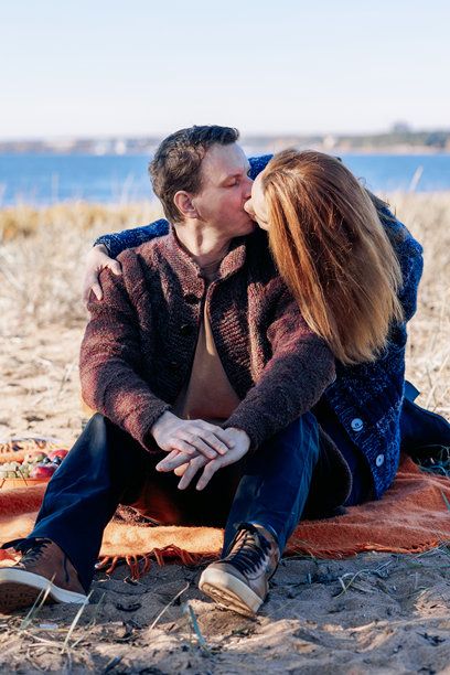 肖像照：一对幸福美丽的恋人正在秋日公园里享受秋季野餐。竖版照片图片下载