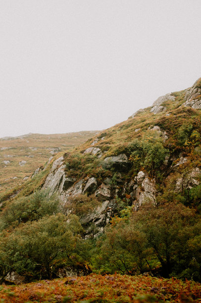 苏格兰南部山地山坡岩石构造图片下载