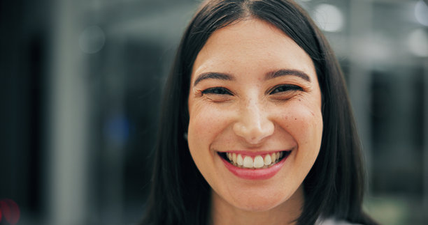 牙科，诊所里一位女性的肖像，她带着微笑，展示着口腔健康、牙齿健康和正畸治疗。背景虚化，她脸上洋溢着幸福，在医院里进行口腔卫生、牙齿美白和牙科护理，关注口腔健康。图片下载