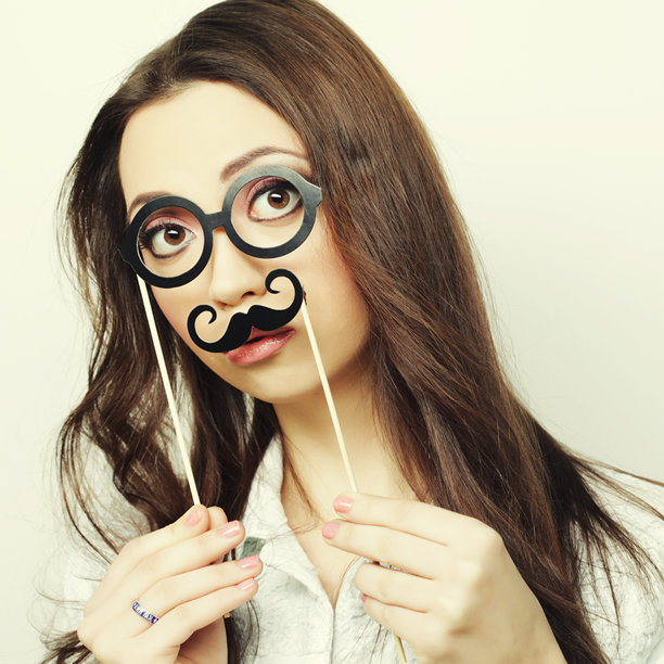 派对图片，年轻活泼的女子们拿着派对眼镜。图片下载