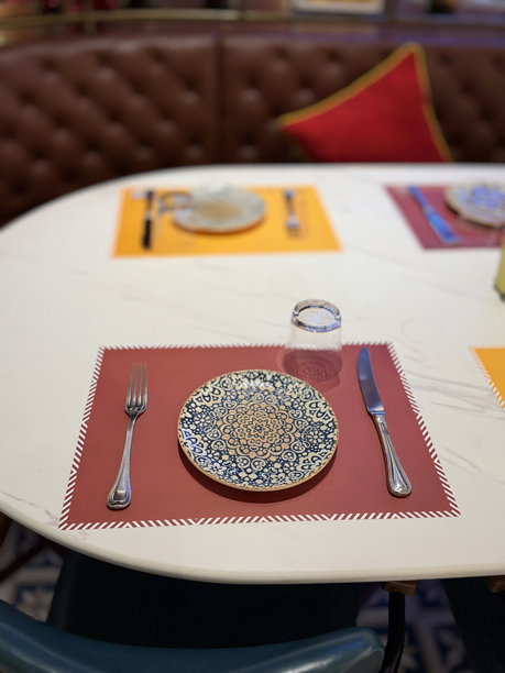 餐桌布置图片，包含盘子、刀、叉、勺、餐具、餐巾和餐垫 / 时尚的户外用餐布置图片下载