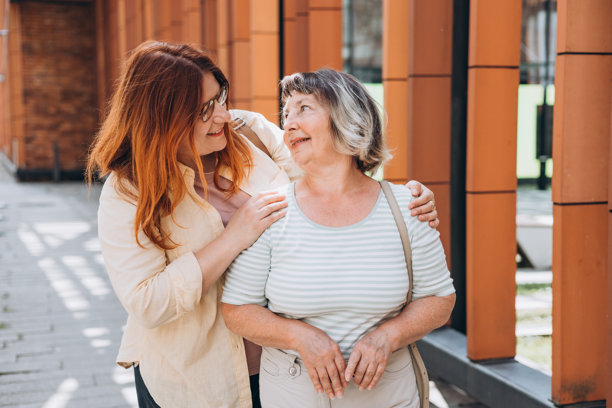 快乐的老年女性与成年女儿在户外合影。都市生活休闲概念。高质量照片。图片下载