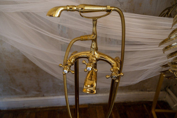 新豪华酒店，带复古黄铜镀金柱形水龙头，位于套间浴室的水槽处图片下载