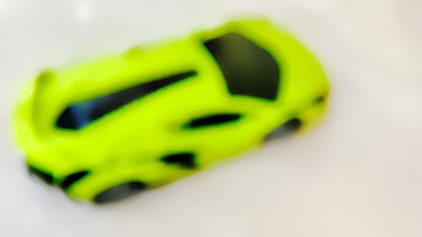 地板上玩具车的模糊照片图片下载