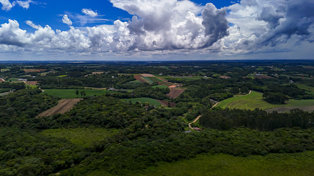 图片展示了广阔的乡村自然风光和翠绿的山丘图片下载