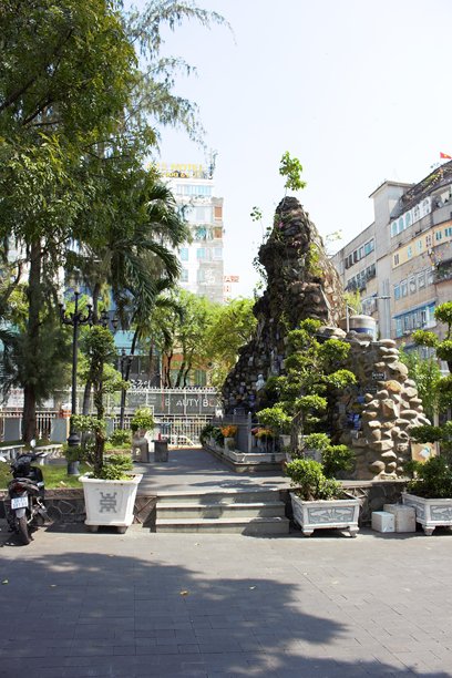 越南胡志明市，2025年11月26日，圣诞装饰的玄依教堂照片图片下载