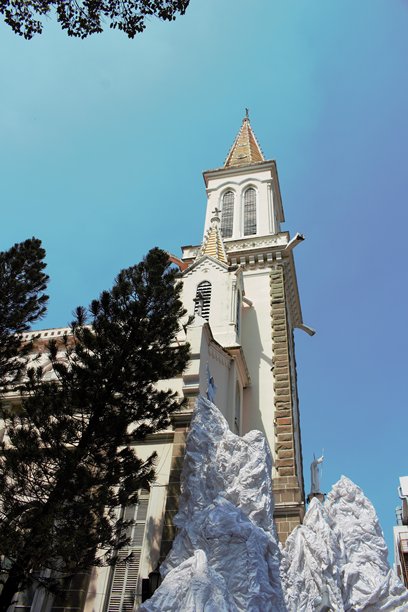 越南胡志明市圣母无染原罪教堂于2025年11月26日装饰圣诞彩灯的照片图片下载