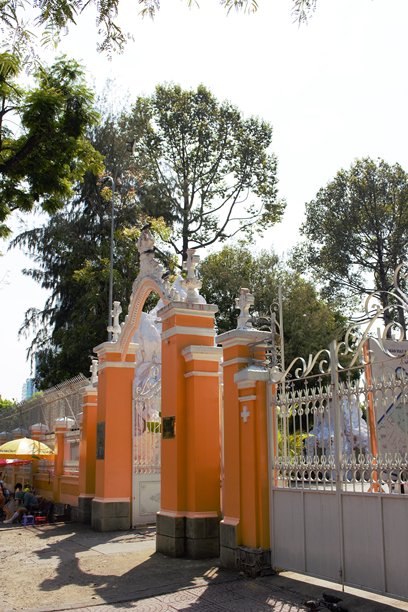 越南胡志明市，2025年11月26日，圣诞装饰的玄依教堂照片图片下载