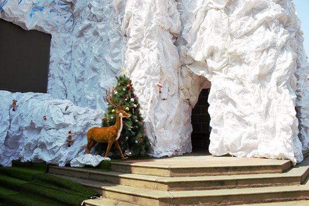 越南胡志明市玄师教堂圣诞装饰照片，拍摄于2025年11月26日图片下载