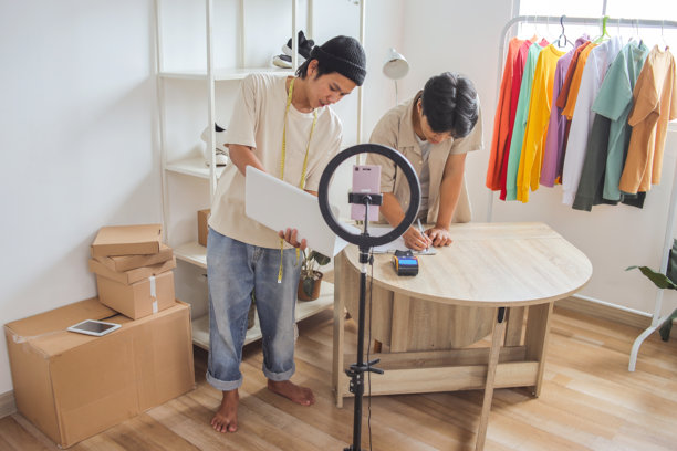 充满活力的创业者们合作创办时尚品牌图片下载