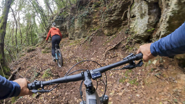 第一人称视角，跟随年轻女子骑电动山地车穿过森林图片下载
