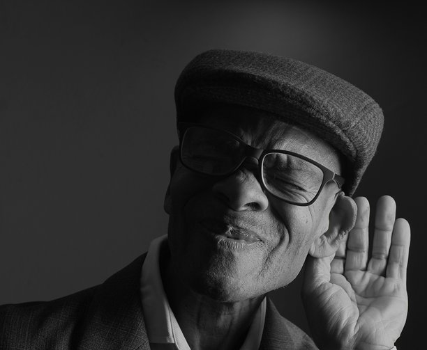 残疾和听力损失，灰色背景下的聋哑人，人物素材图片图片下载