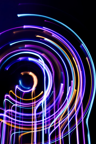 长曝光照片。光绘摄影，黑色背景上充满活力的仙女灯。图片下载