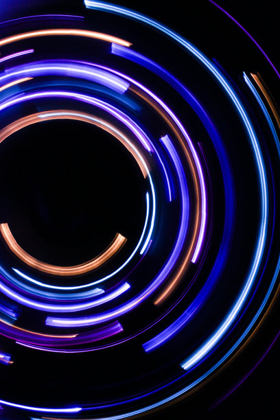 一张长曝光照片。光绘摄影，黑色背景上的鲜艳仙女灯。图片下载